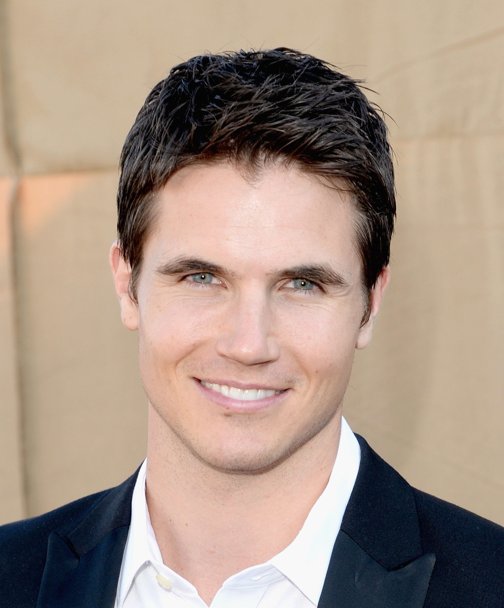 Robbie Amell (Actor) Wiki, Biography, Age, Girlfriends, Family, Facts ...